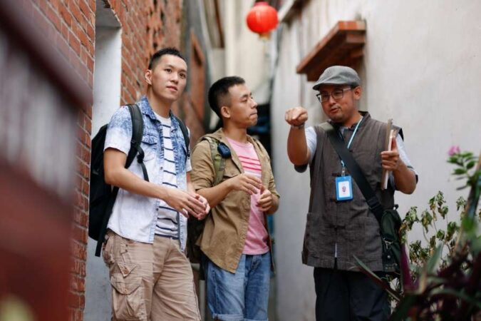 Un guide touristique agit comme accompagnateur lors de votre séjour en montrant les lieux à des voyageurs.